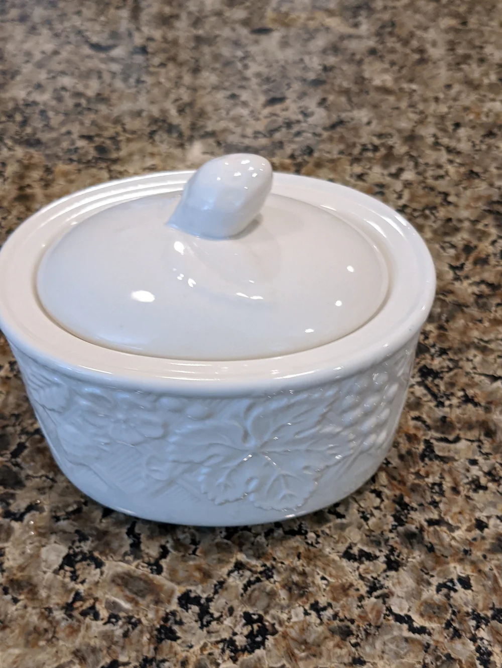 Mikasa ENGLISH COUNTRYSIDE (White) Sugar Bowl & Lid